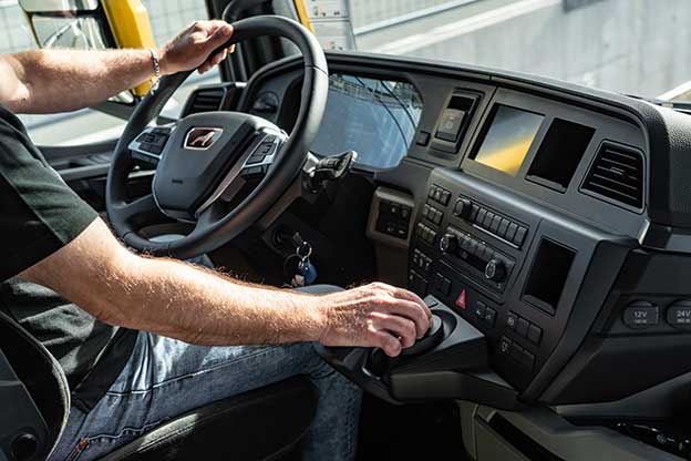 man puesto conduccion