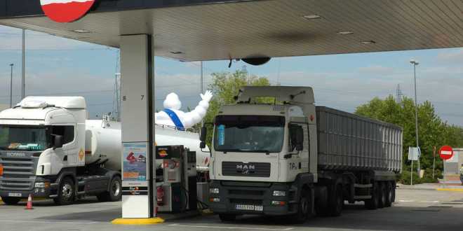  Bruselas autoriza 402 millones en ayudas al transporte por carretera por el alza del combustible