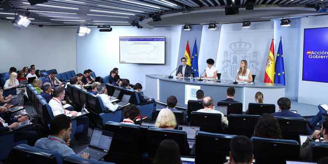 Los transportistas seguir&aacute;n cobrando 20 c&eacute;ntimos por litro pese al fin del IVA reducido en los combustibles.