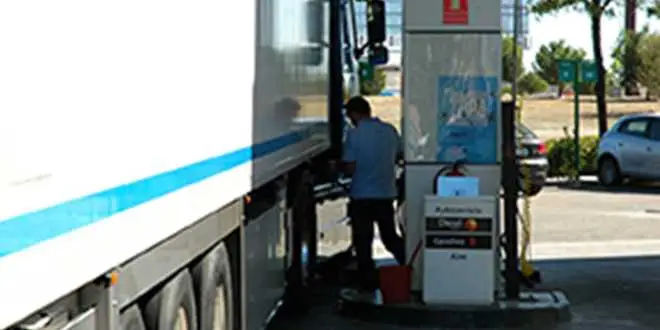 Transporte por carretera alerta de trabas en los nuevos reavales para tarjetas de carburante